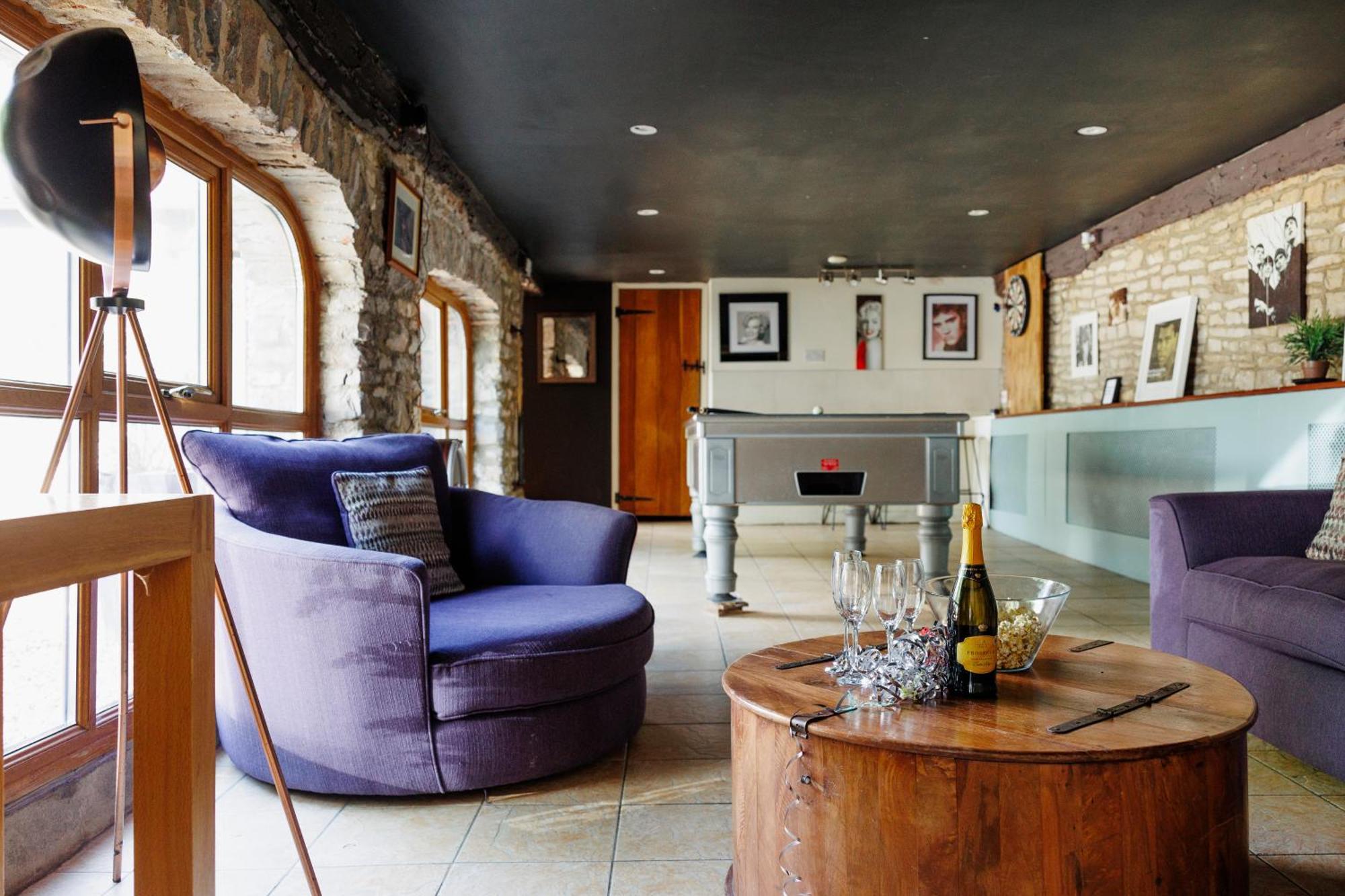 The West Barn Near Bath, Sleeps 24 And 2 Hot Tubs Ferienhaus *