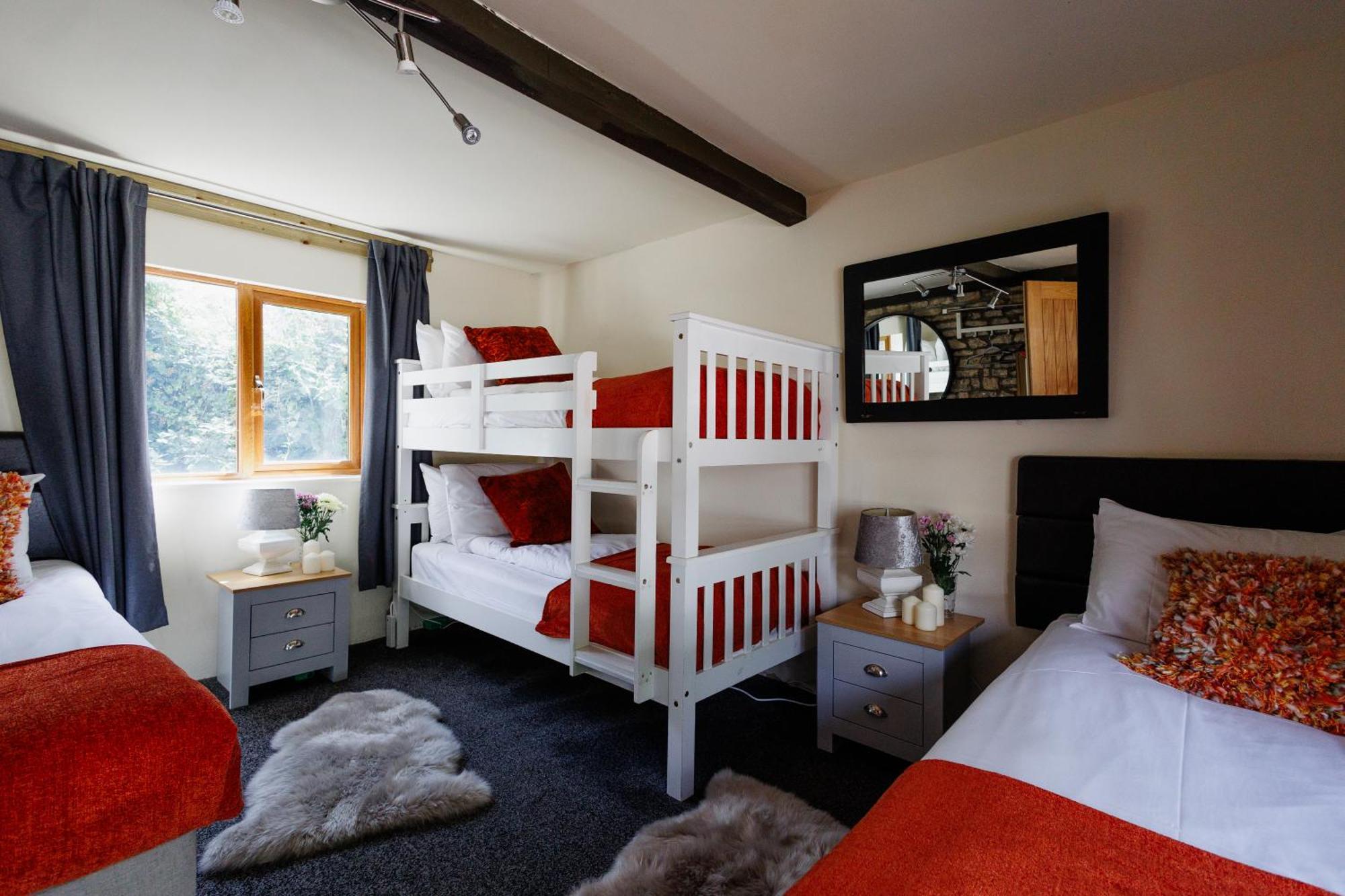 The West Barn Near Bath, Sleeps 24 And 2 Hot Tubs Ferienhaus