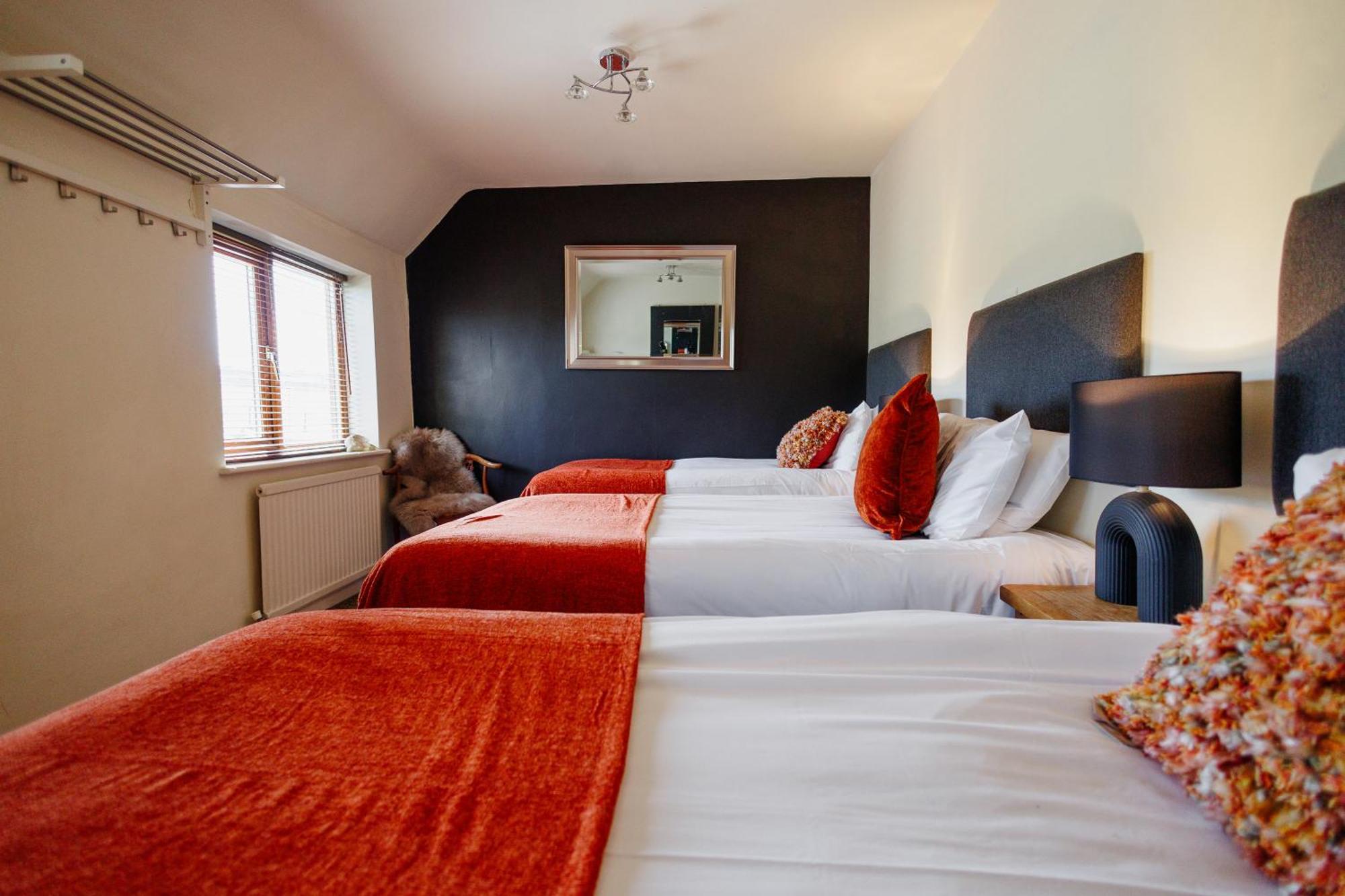 The West Barn Near Bath, Sleeps 24 And 2 Hot Tubs Hébergement de vacances *