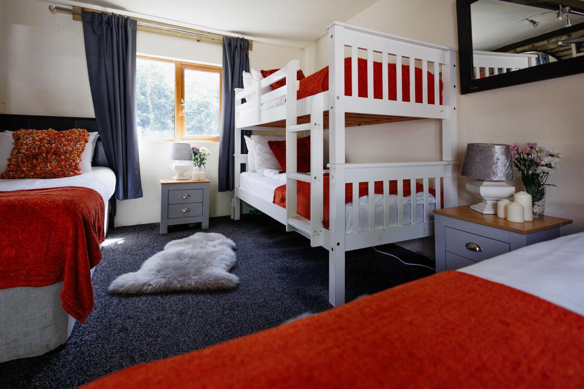 Ferienhaus The West Barn Near Bath, Sleeps 24 And 2 Hot Tubs *
