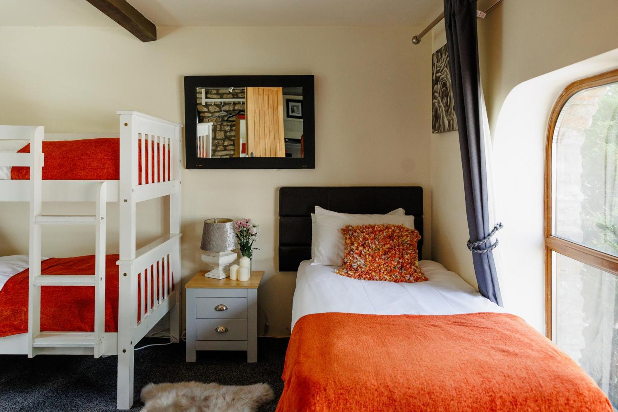 Hébergement de vacances The West Barn Near Bath, Sleeps 24 And 2 Hot Tubs *