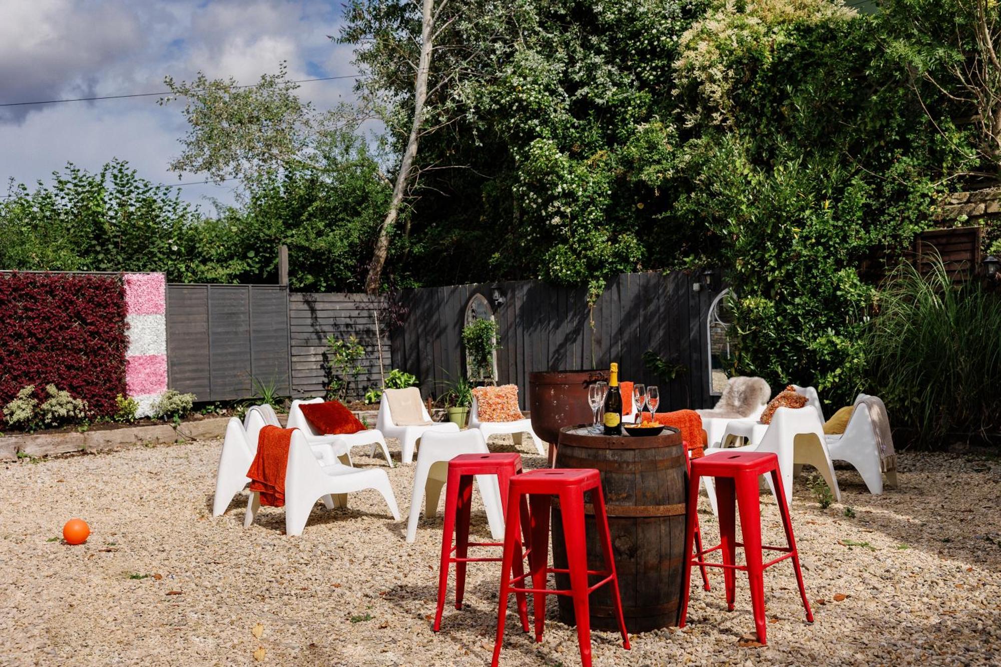 The West Barn Near Bath, Sleeps 24 And 2 Hot Tubs Ferienhaus