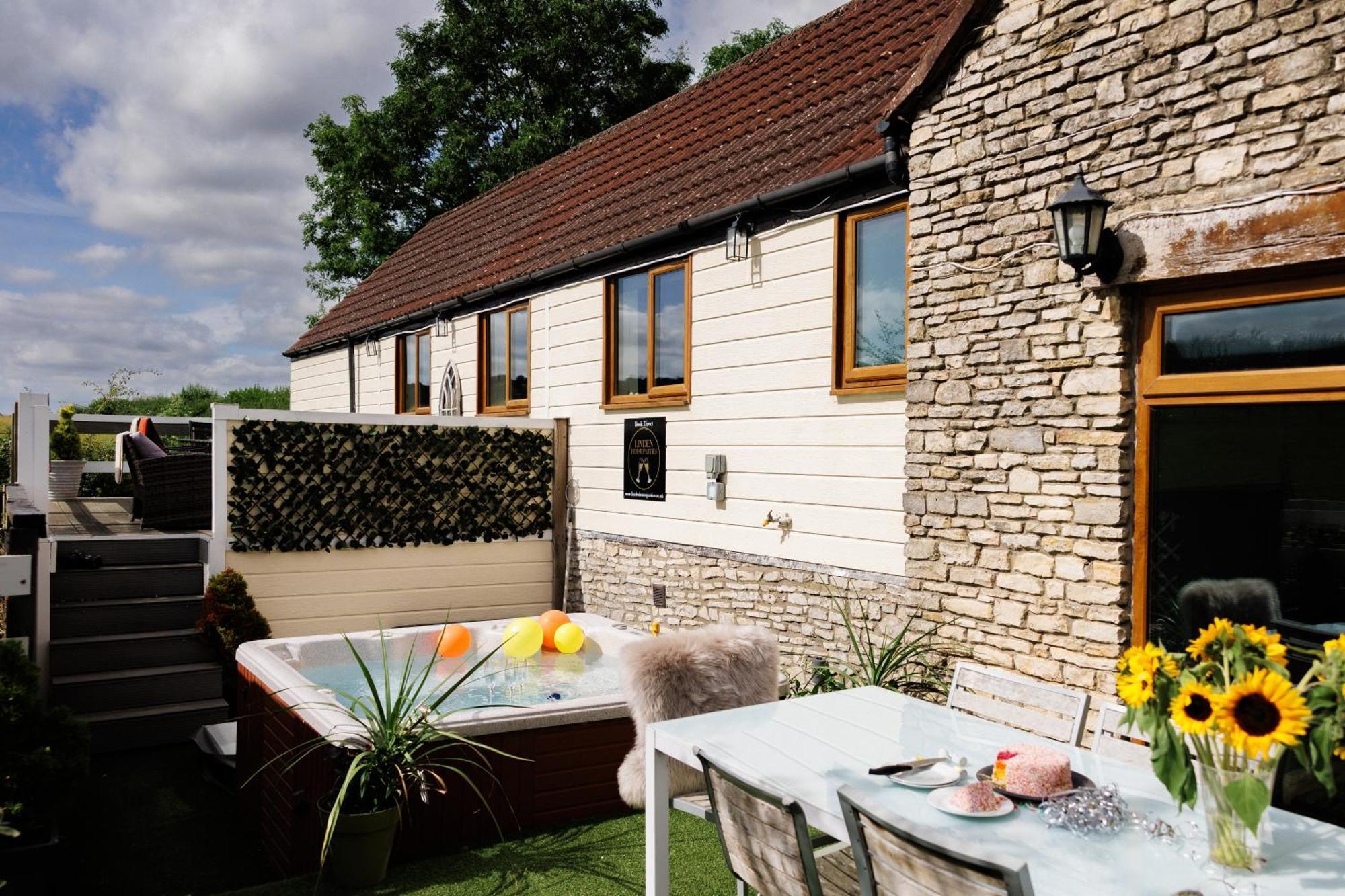 The West Barn Near Bath, Sleeps 24 And 2 Hot Tubs Ferienhaus *