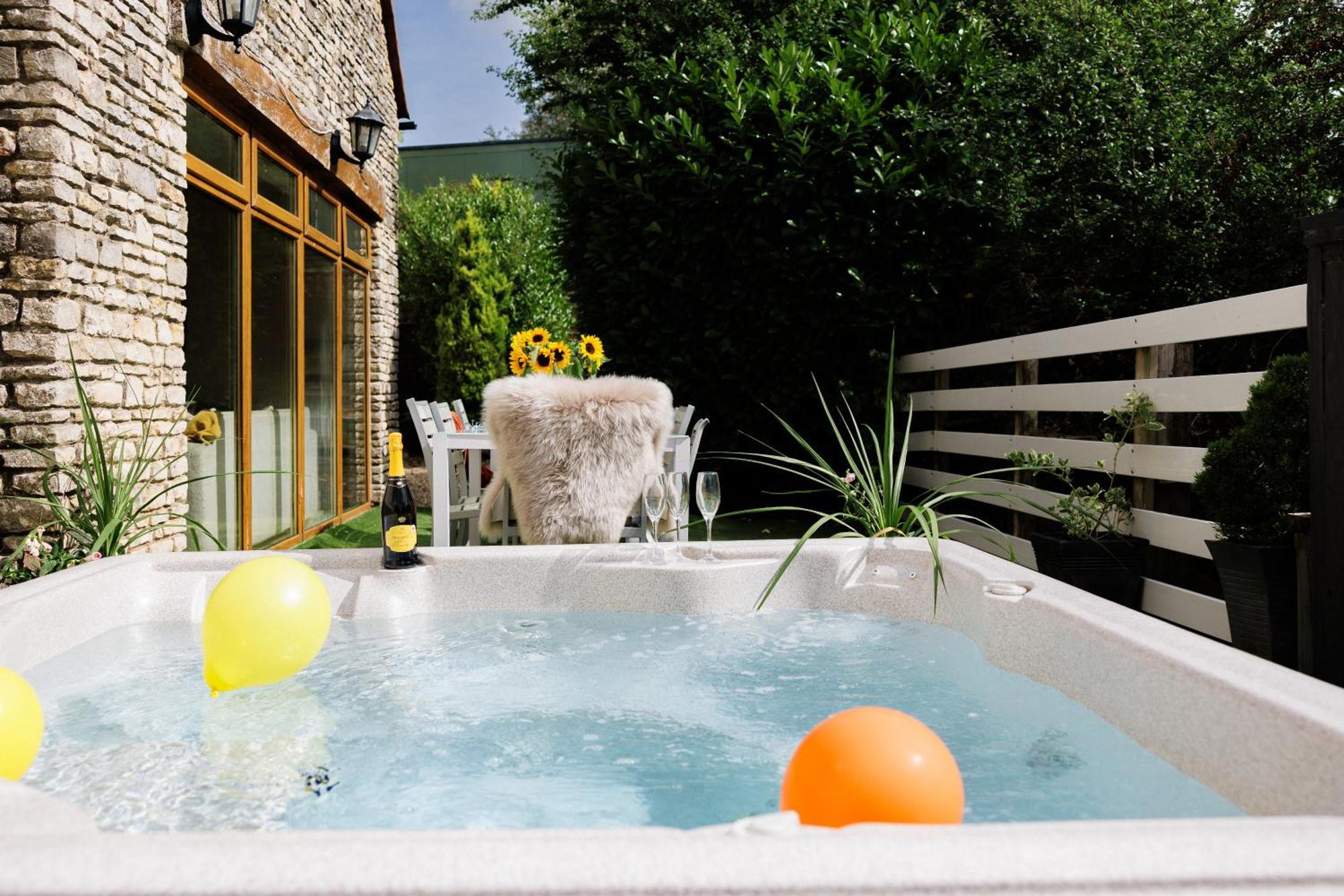 The West Barn Near Bath, Sleeps 24 And 2 Hot Tubs Hébergement de vacances *