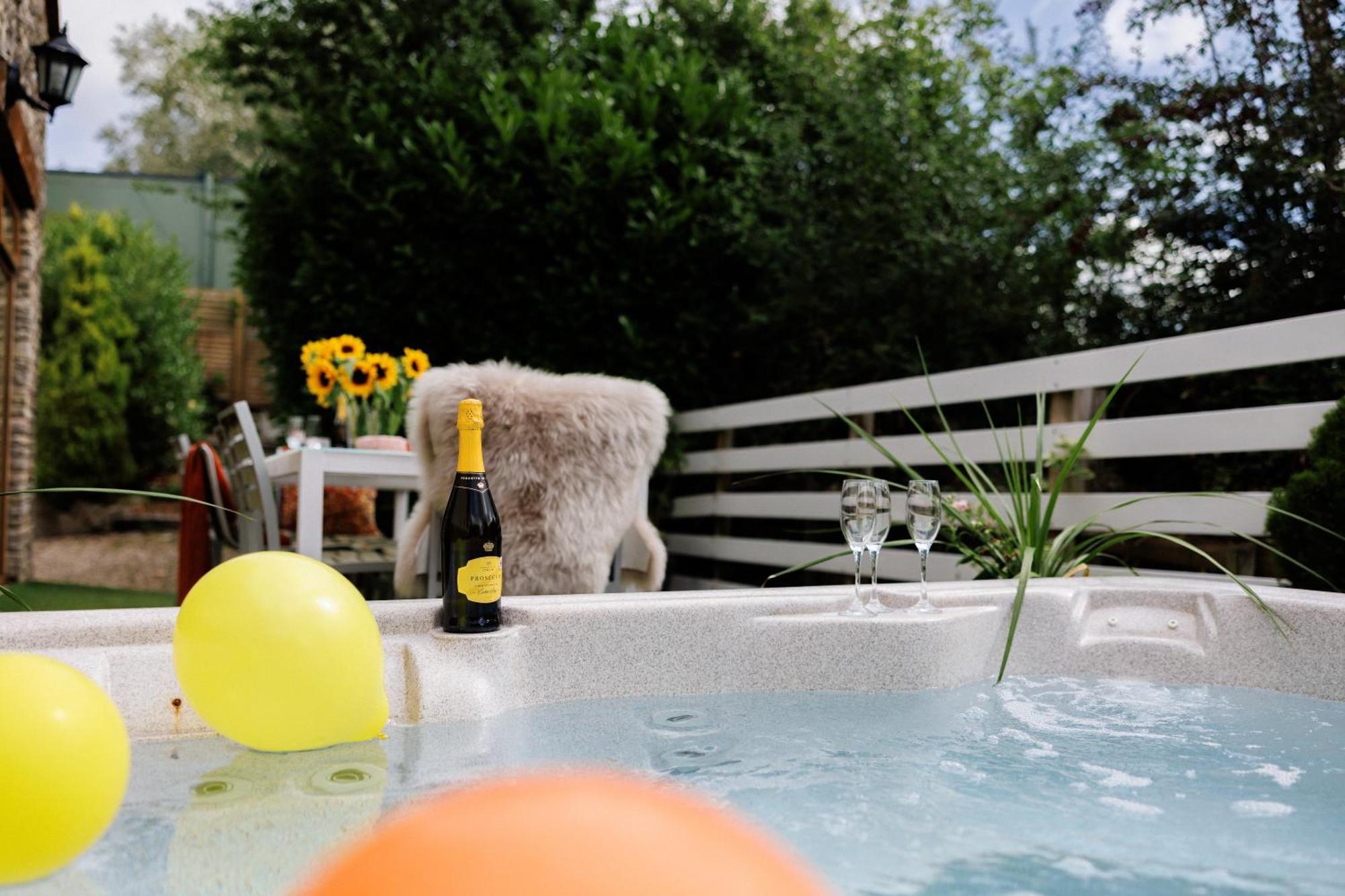 The West Barn Near Bath, Sleeps 24 And 2 Hot Tubs Ferienhaus Bristol