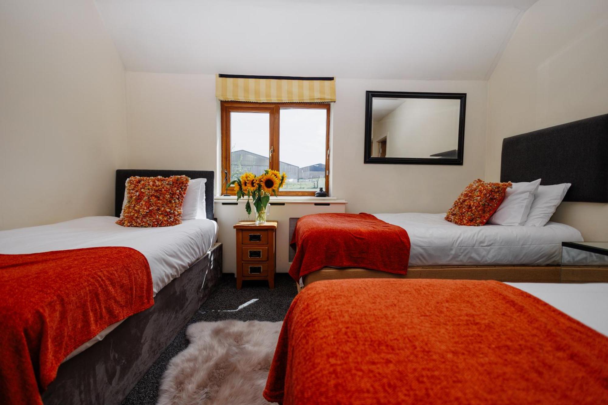 The West Barn Near Bath, Sleeps 24 And 2 Hot Tubs Ferienhaus
