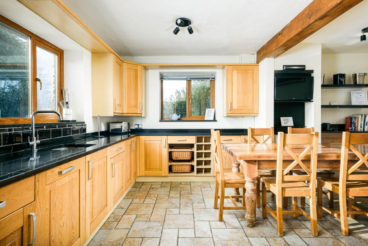 The West Barn Near Bath, Sleeps 24 And 2 Hot Tubs Сasa de vacaciones *