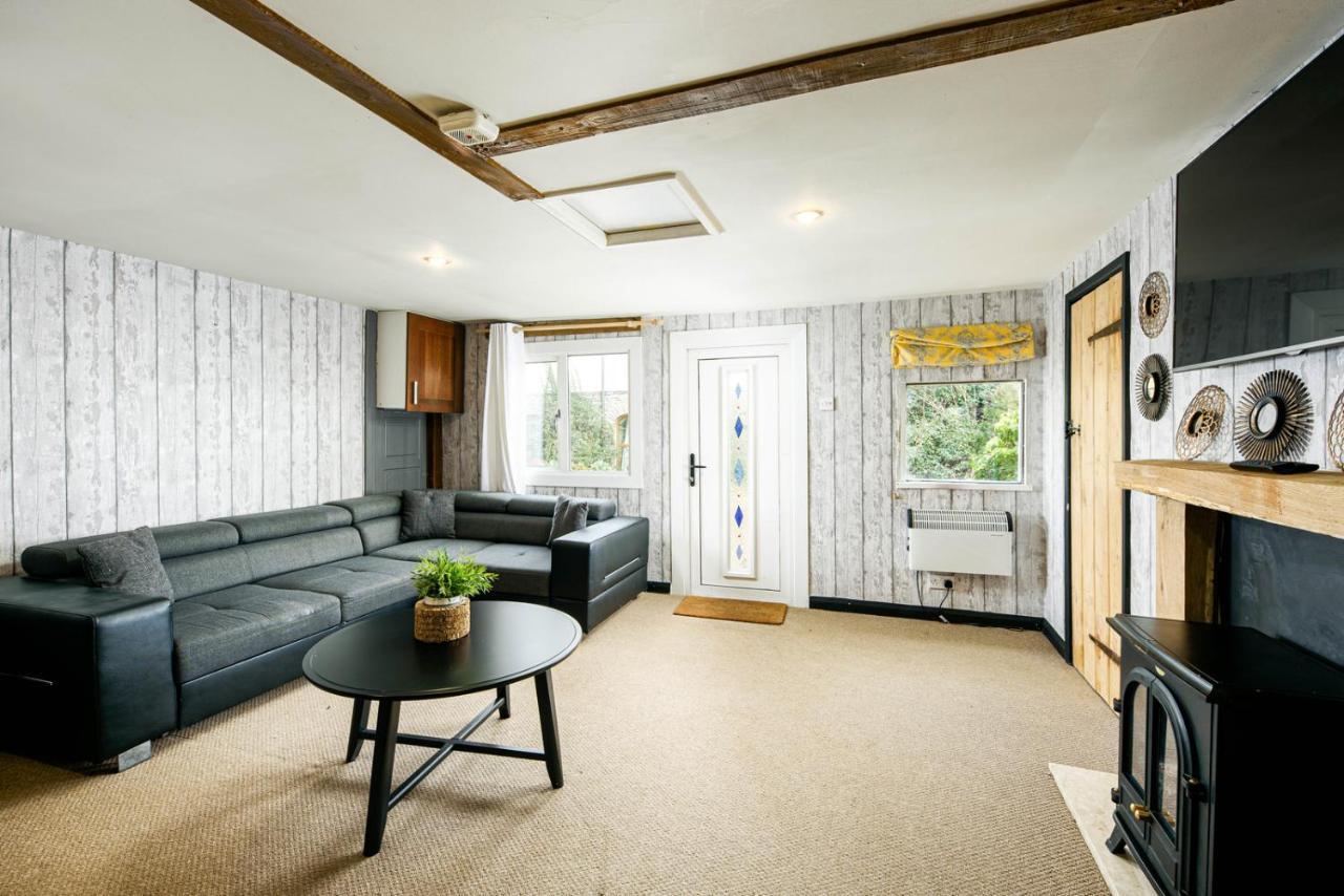 The West Barn Near Bath, Sleeps 24 And 2 Hot Tubs Сasa de vacaciones