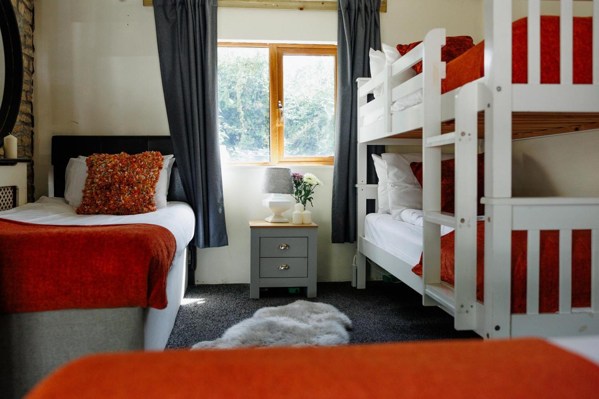 Сasa de vacaciones The West Barn Near Bath, Sleeps 24 And 2 Hot Tubs *